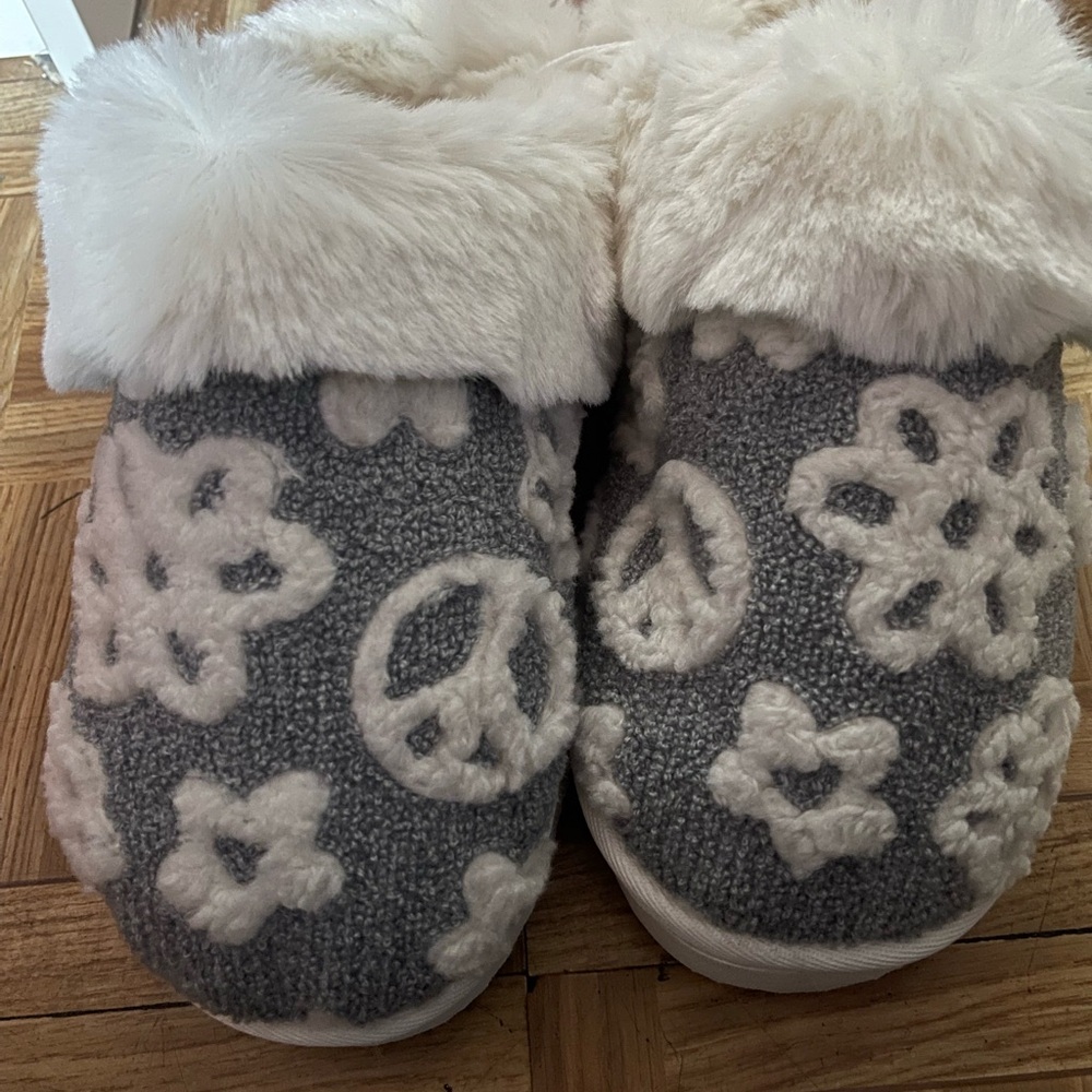 American Eagle Outfitters Gray and White Slippers